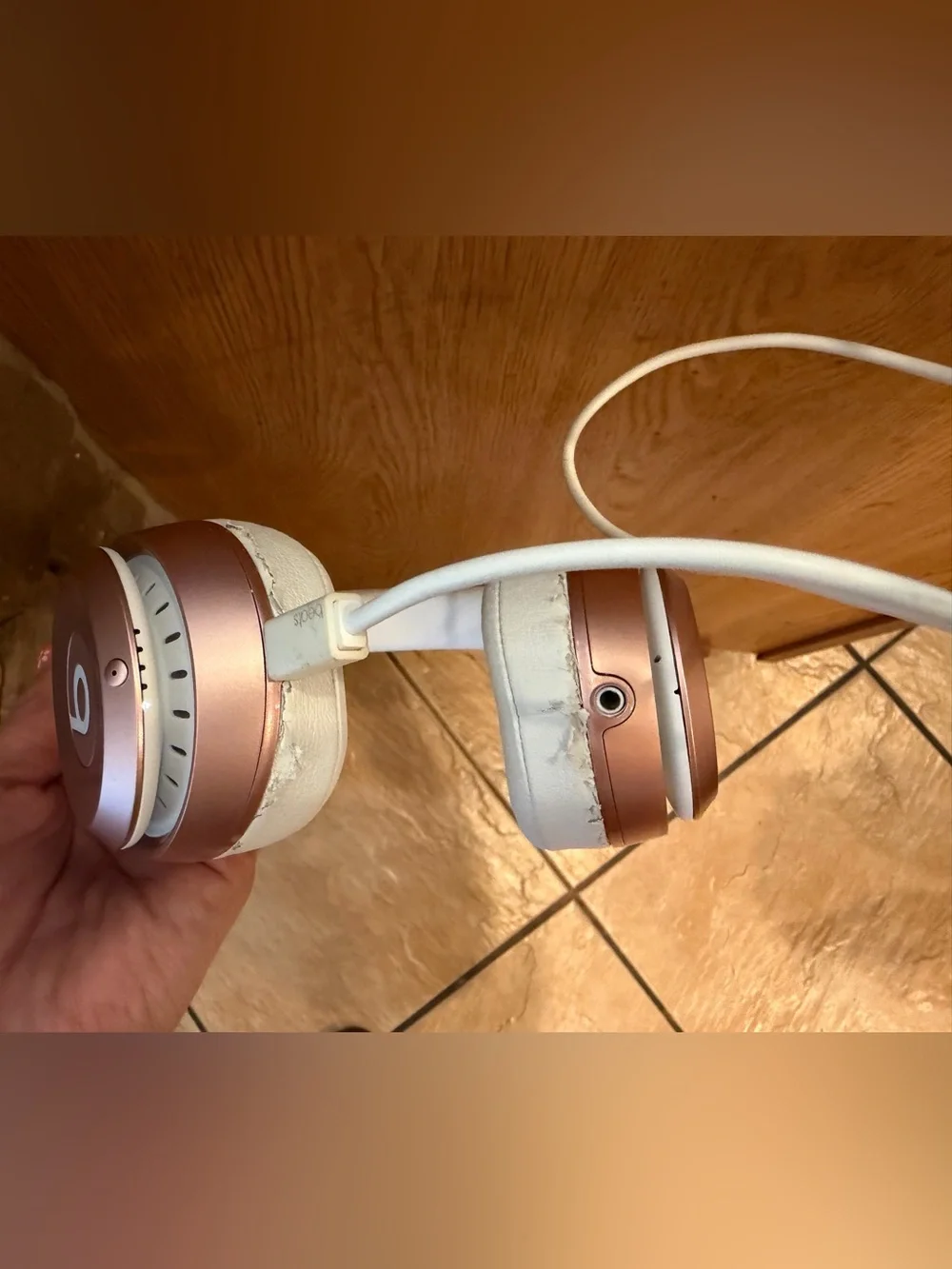 Beats Solo3 Wireless Headphones in Rose Gold - Picture 8 of 16